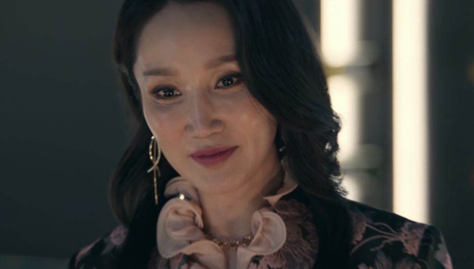 Close da Jeong Yeo-jin, personagem da Park Bo-kyung, sorrindo de blusa estampada com babados, em A Arte de Sarah