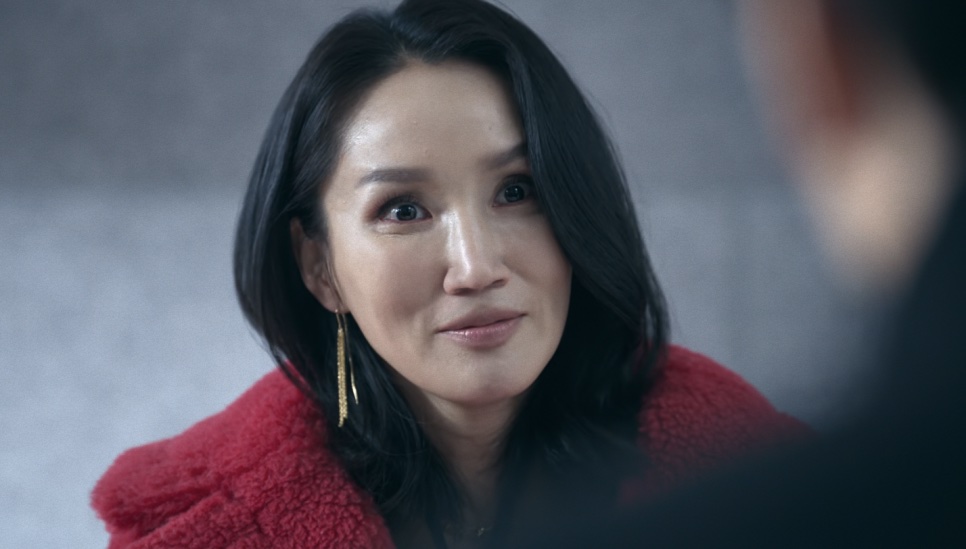 A Jeong Yeo-jin de casaco vermelho, sorrindo para alguém de costas, em A Arte de Sarah