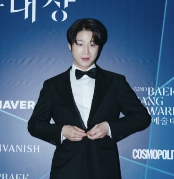 Jung Joon-won de smoking e gravata-borboleta no tapete vermelho de uma premiação