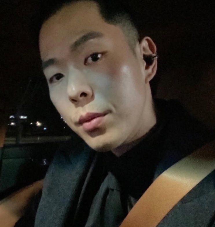 Joo Yeon-woo de casaco escuro, em uma selfie dentro do carro, à noite