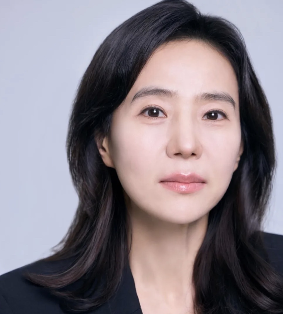 Foto de perfil da atriz Seo Jeong-yeon, de cabelo solto e blazer preto