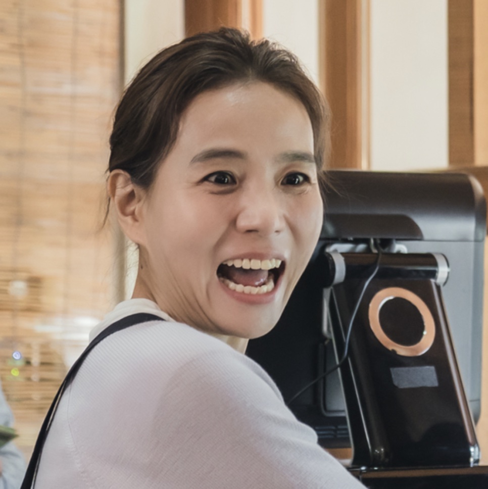 Seo Jeong-yeon rindo de boca aberta, em cena de outro dorama