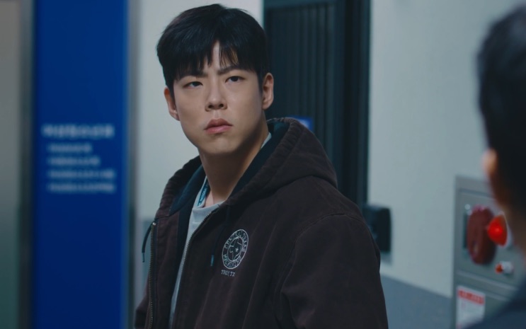 Beom Seong-hun num corredor da delegacia