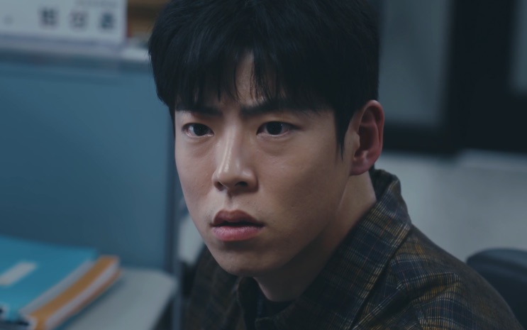 Lee Dong-jin dentro da delegacia