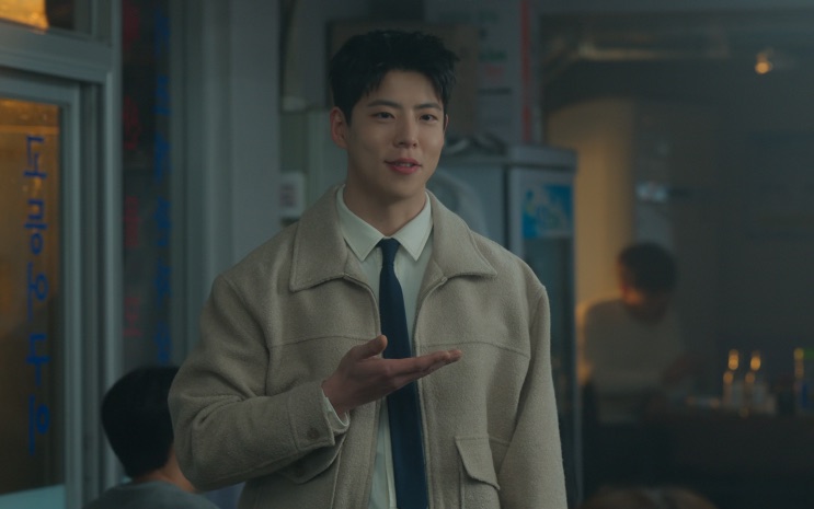 Kim Yong-woo gesticulando enquanto explica algo