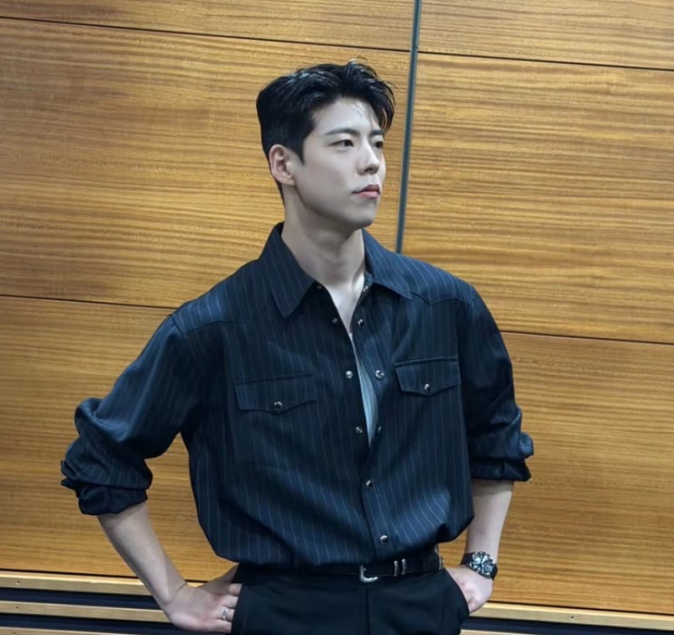 Choi Woo-sung de camisa jeans