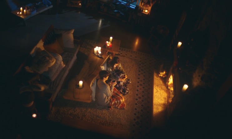 Sala escura da cabana iluminada pelo fogo da lareira