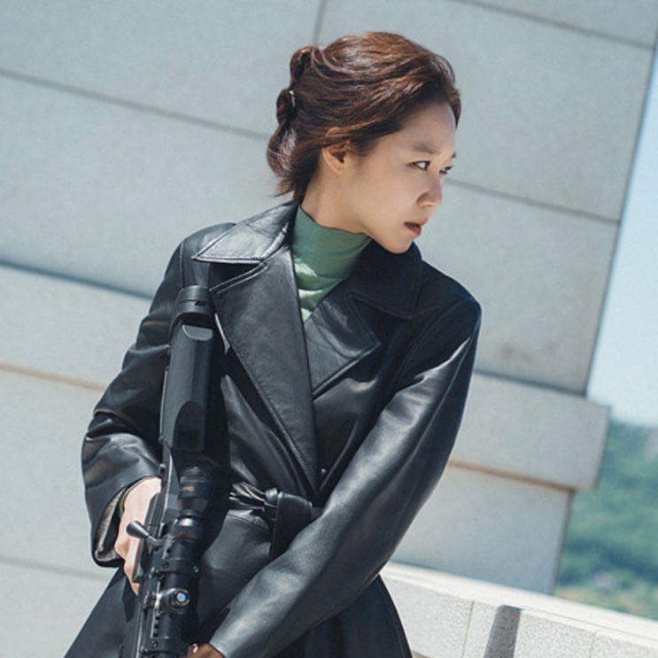 Yu Bo-na de casaco de couro preto, segurando um rifle de precisão