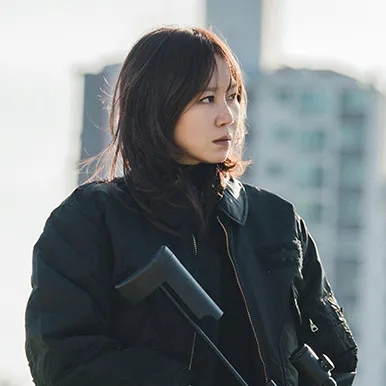 Yu Bo-na de jaqueta escura, de perfil, com a arma apoiada