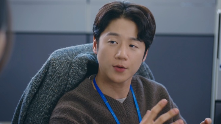 Kwon Tae-seong falando na mesa da redação