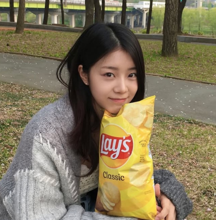 Han Chae-rin em selfie, com o cabelo solto