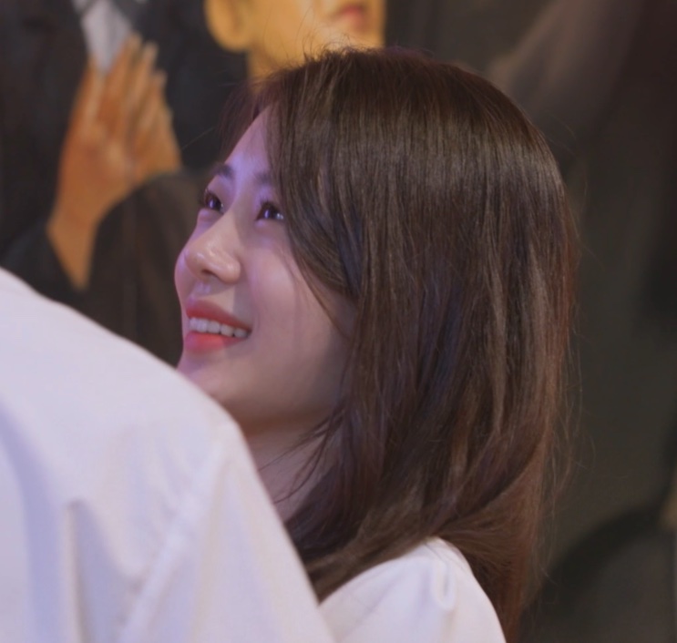 Han Chae-rin sorrindo em cena do reality Some Ping