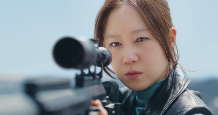 Close de Yu Bo-na atrás da mira do rifle