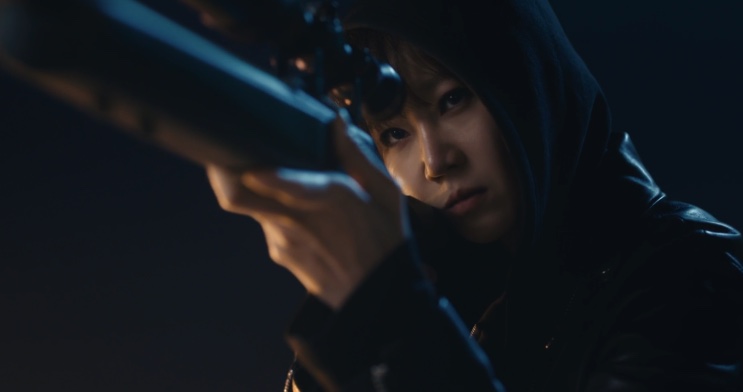 Yu Bo-na de capuz mirando com o rifle à noite