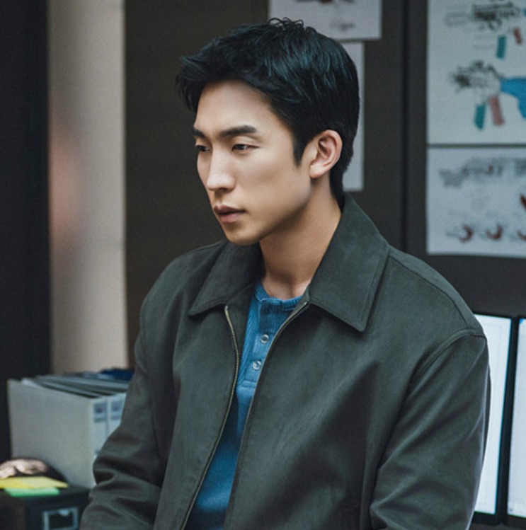 Lee Sang-yi como o detetive Lee Dong-jin em A Bona Fide Killer