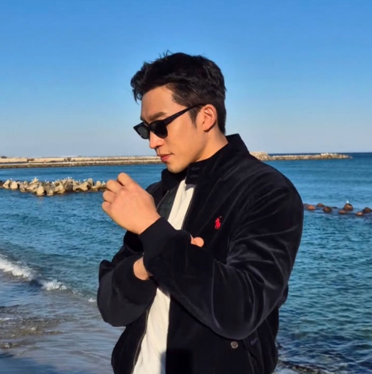 Lee Sang-yi em foto do próprio Instagram, sorrindo