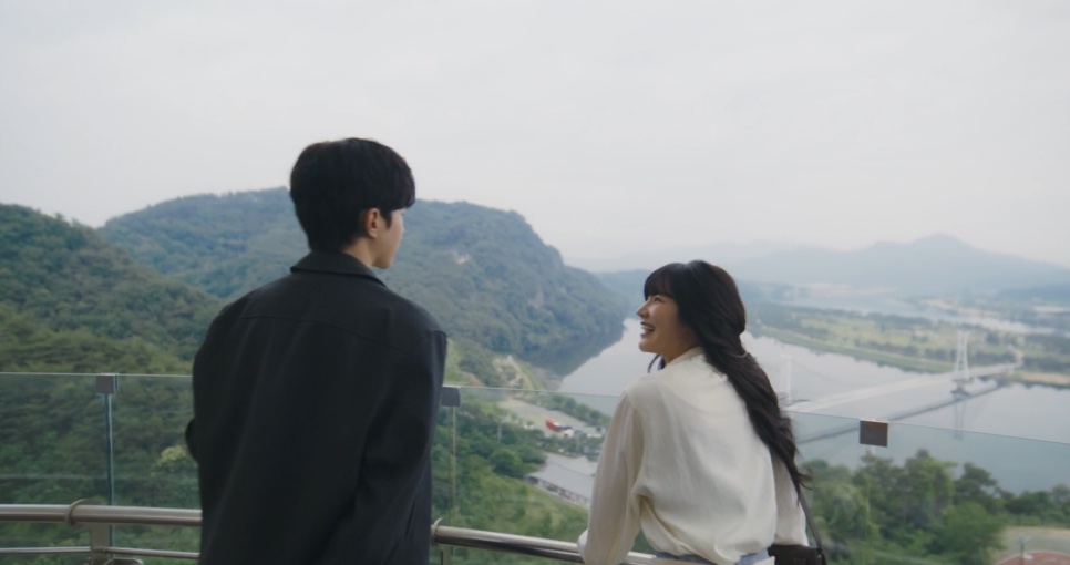 Kwon Se-a e Gi Yeong-do no mirante, olhando o rio e as montanhas lá embaixo