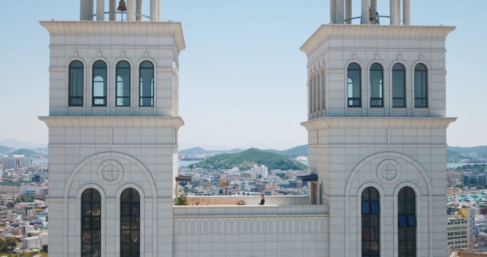 A fachada da igreja entre as duas torres, com janelas em arco