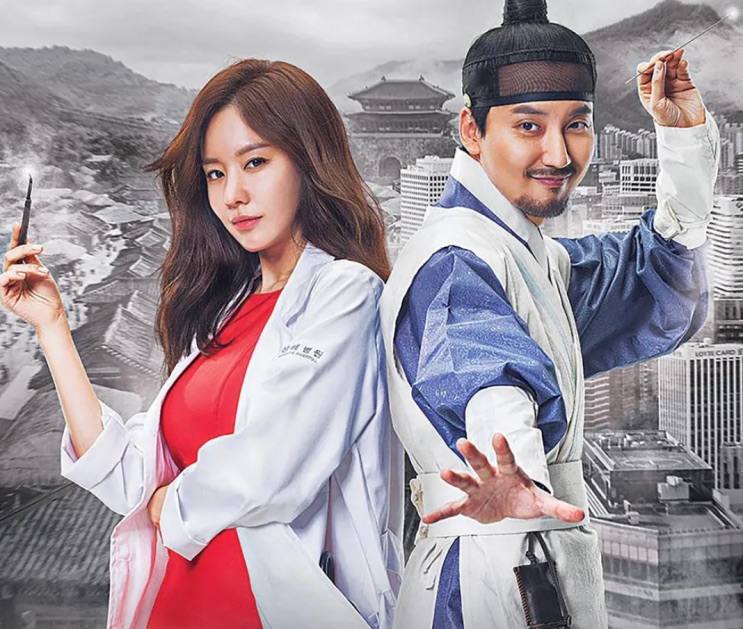 Uma médica de jaleco e um médico de hanbok posando de costas um para o outro