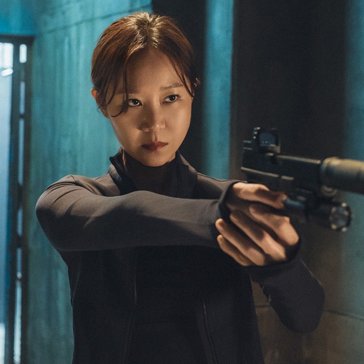 Yu Bo-na (Gong Hyo-jin) apontando um rifle de precisão em A Bona Fide Killer