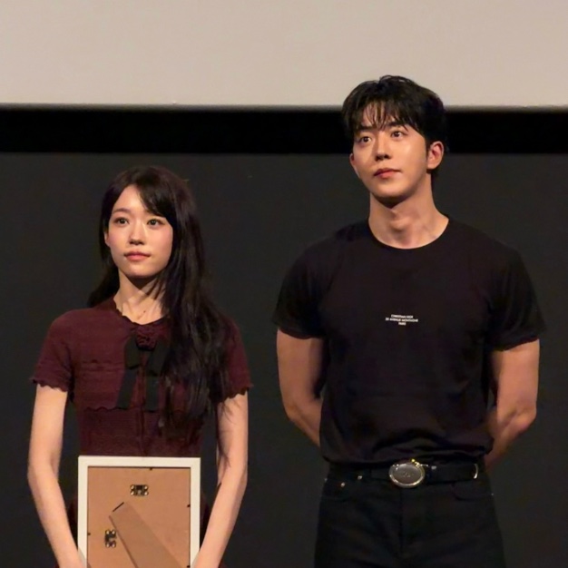 Roh Yoon-seo e Nam Joo-hyuk em evento de A Leste do Palácio