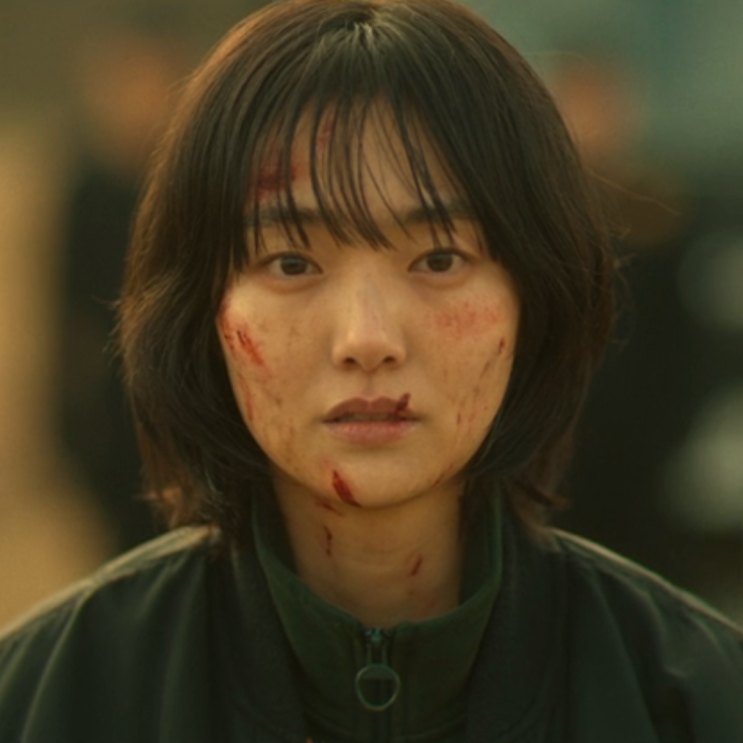 Ji-an com o rosto ensanguentado em A Shop for Killers