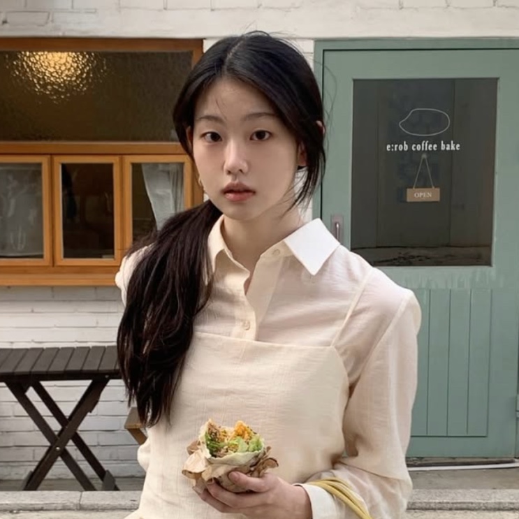 A atriz Seo Su-min em frente a um café