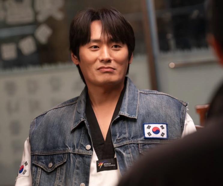 Seong Han-su de colete jeans, sorrindo