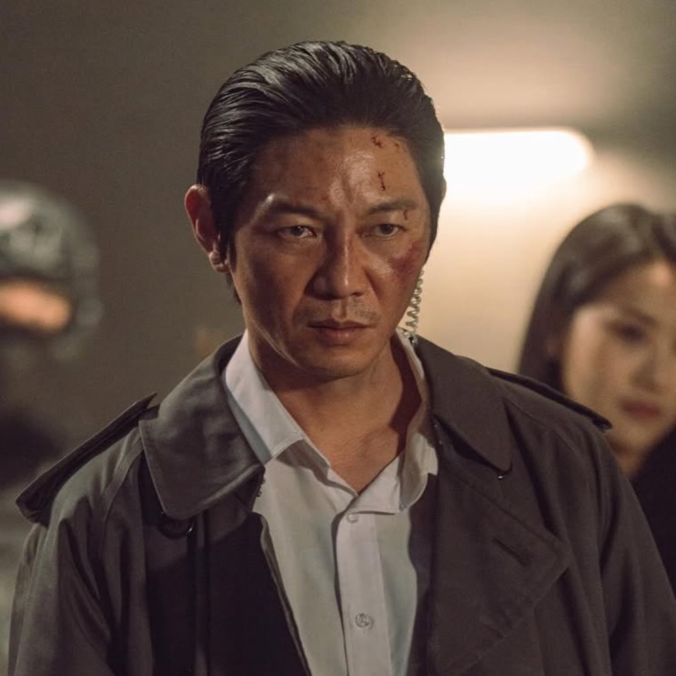 Kang Guk-cheol em Agente Kim: Reativado, com o rosto machucado