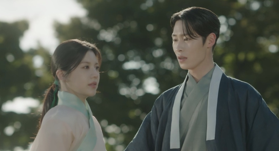 Jo-yeong (Go Youn-jung) e Jang Uk (Lee Jae-wook) conversando ao ar livre, sob a luz do dia