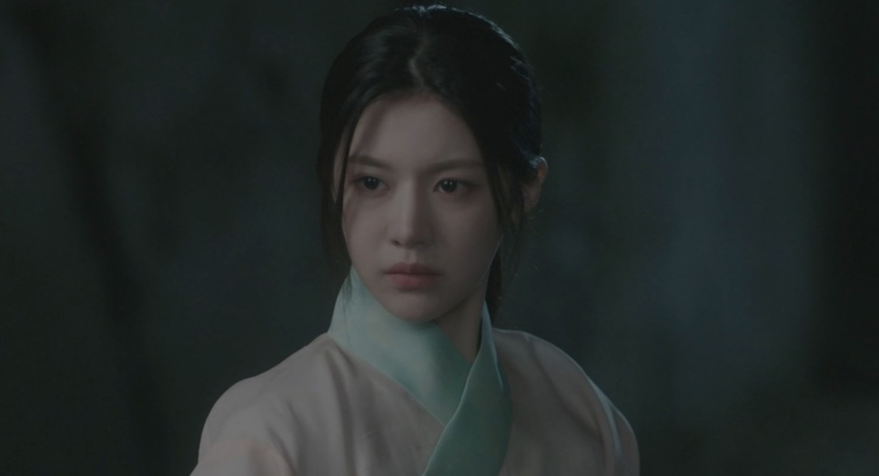 Close de Jo-yeong (Go Youn-jung) à noite, com o olhar firme