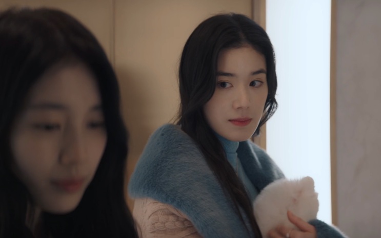 Lee Yu-mi conversando com Lee Hyun-ju em um ambiente claro