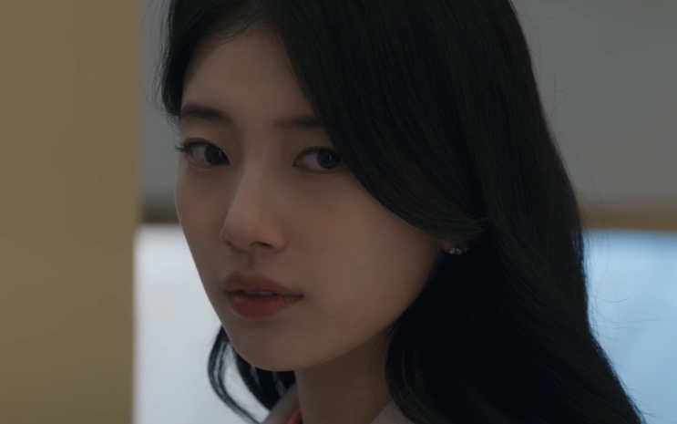 Close de Lee Yu-mi olhando para o lado