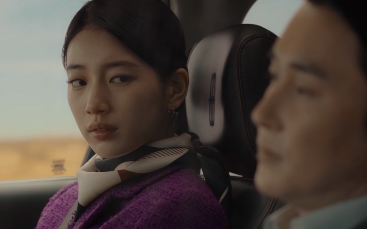 Lee Yu-mi no banco de trás do carro, com Choi Ji-hoon dirigindo em primeiro plano