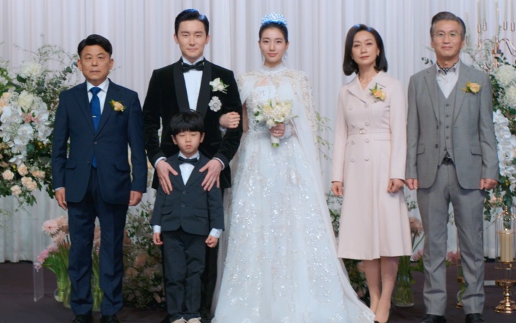 Foto de família em um casamento, com os noivos ao centro
