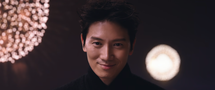 Park Hae-kang (Ji-sung) com um sorriso confiante em The Apartment Job