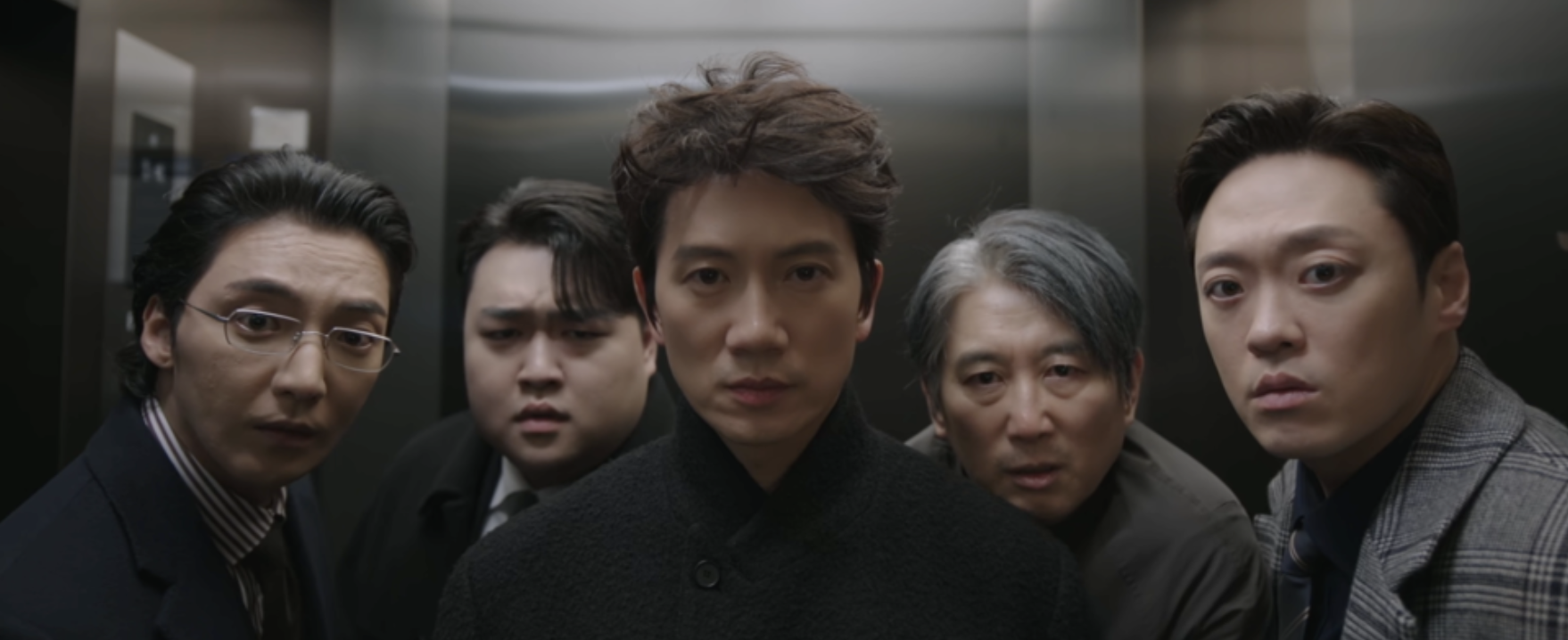 Ji-sung cercado por homens dentro de um elevador em The Apartment Job