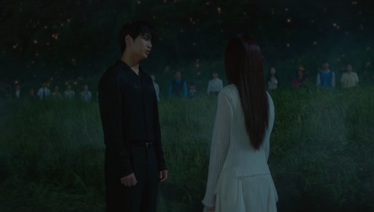 Yeo-ri e Ji-hwan frente a frente à noite, num descampado