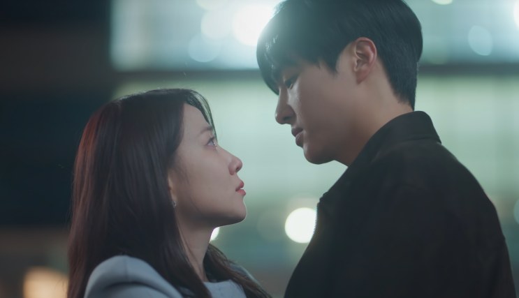 Yeo-ri e Gang-wook frente a frente, à noite