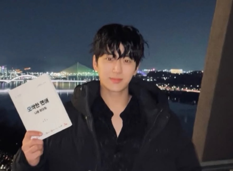Kim Min-chul, o ator que faz o Ji-hwan, segurando o roteiro do dorama à noite