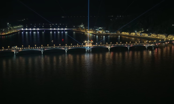 A ponte Woryeonggyo vista de longe, à noite