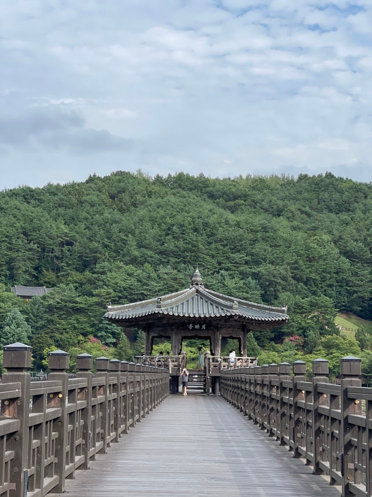 O pavilhão Woryeongjeong visto de dia