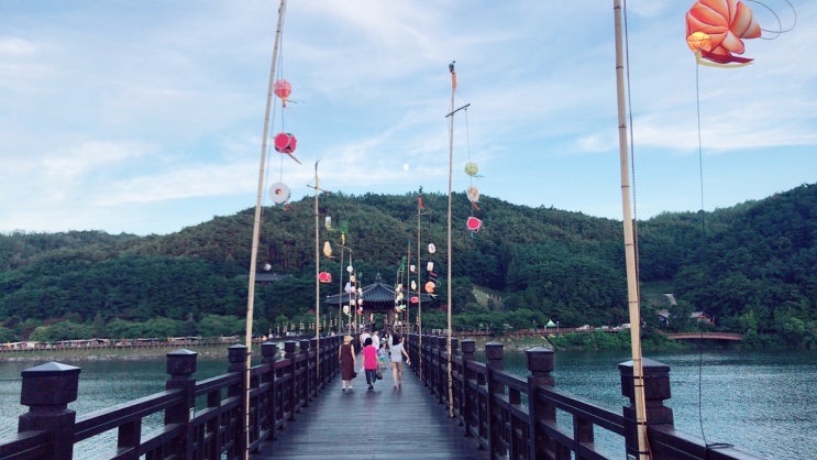 A ponte decorada com lanternas coloridas durante um festival