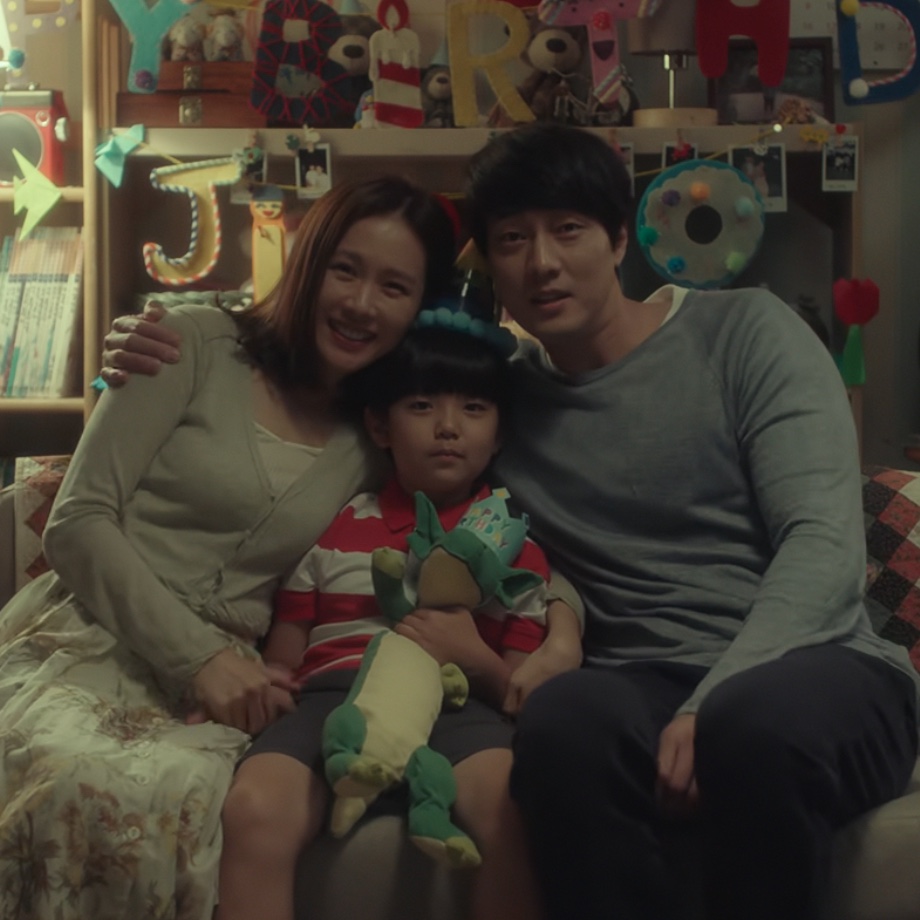 So Ji-sub, Son Ye-jin e o filho Ji-ho no filme Be with You