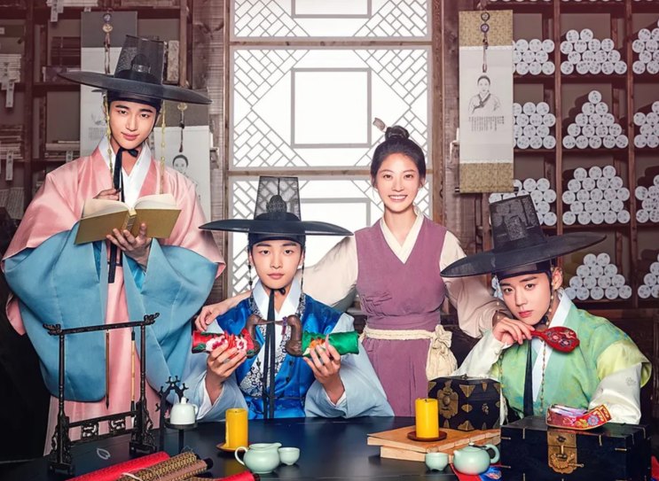 O elenco de Os Casamenteiros de Joseon de hanbok colorido, reunido dentro da agência de casamentos