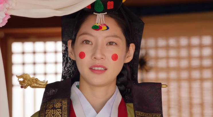Gong Seung-yeon vestida de noiva tradicional coreana, com as bochechas pintadas de vermelho