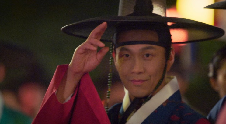 Ator de hanbok em cena da corte de Joseon