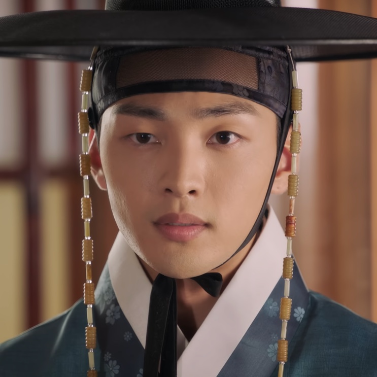 Kim Min-jae como Ma Hoon, de hanbok e chapéu tradicional com cordão de contas