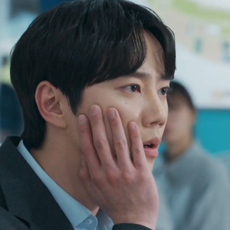 Hwang Jun-hyeon (Lee Jun-young) em The New Employee Chairman Kang