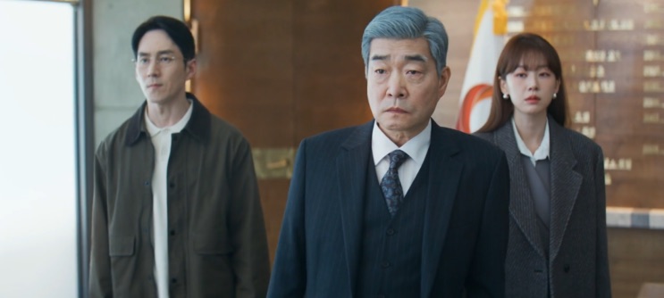 O presidente Kang e os aliados em The New Employee Chairman Kang